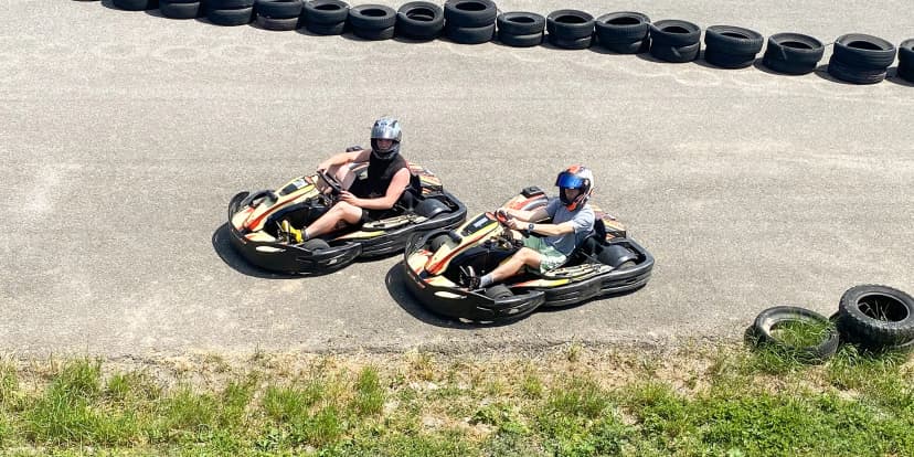 Pořádná dávka adrenalinu: až dvě 8min. jízdy na motokárách pro děti i dospělé