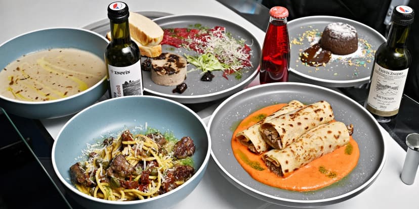 Degustační Cesta kolem světa v restauraci Letadlo i vč. vína a návštěvy kokpitu