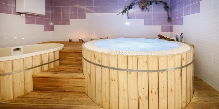 Romantika pro dva: privátní wellness s vířivým sudem a finskou saunou i s možností jídla a šampaňského