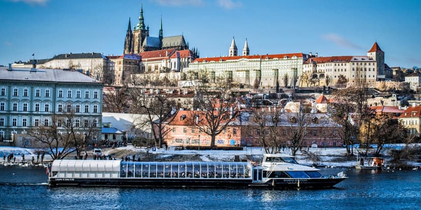 Hodinová adventní plavba po Vltavě pro dítě i dospělého vč. horkého nápoje na palubě