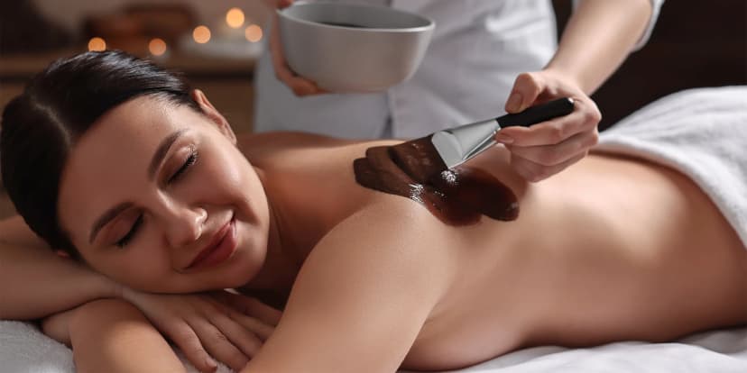 Voňavá masáž, peeling a čokoládový zábal podle výběru: pomeranč, kokos, malina či levandule