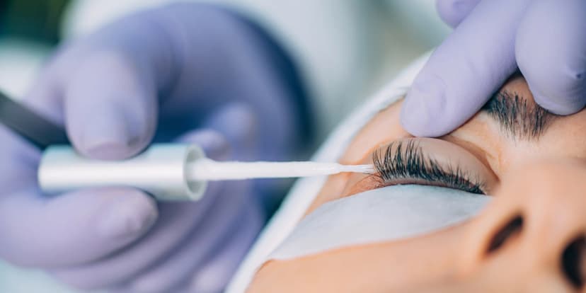 Úprava obočí, lash lifting nebo laminace obočí vč. barvení