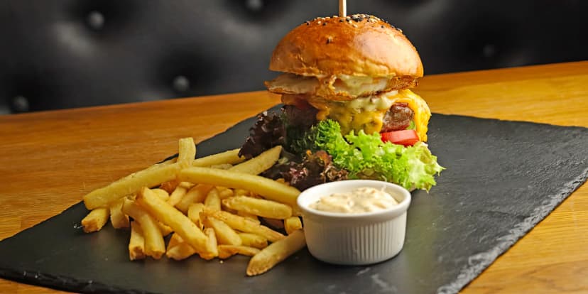 2x hovězí nebo vepřový burger podle výběru s hranolkami