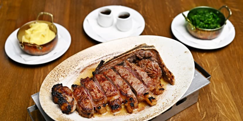 Steakové menu s 900 g vyzrálého hovězího pro dva: rib eye nebo striploin