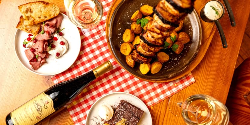 Tříchodové menu s hořícím masovým mečem i vinným párováním pro dva