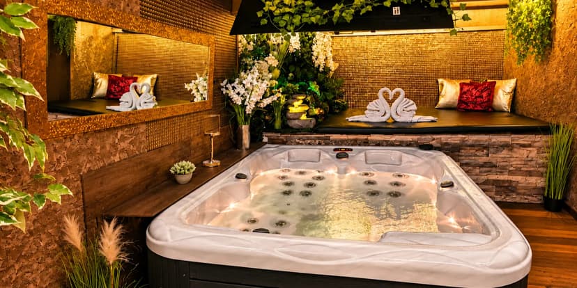 Relax ve dvou i s celou partou přátel: privátní wellness ve Strašnicích – vířivka, infrasauna i kulečník nebo 13. komnata