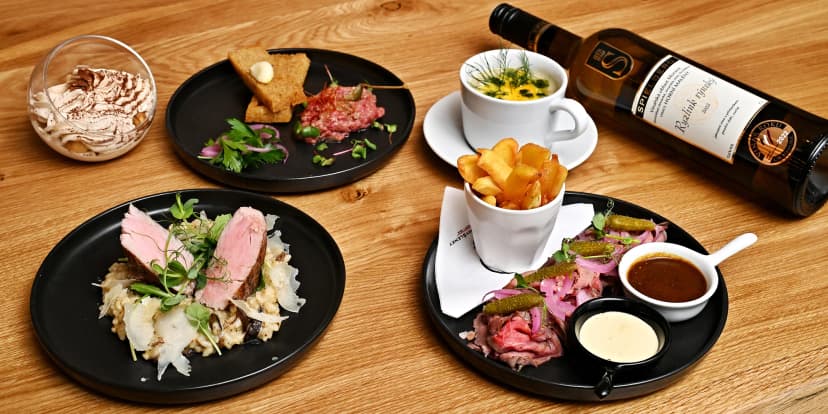 Degustační menu u náplavky: kulajda, tatarský biftek, roastbeef i panenka a dezert z mascarpone