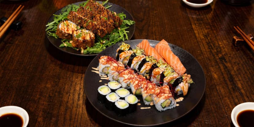Sushi sety o 28 či 42 kouscích: avokádo maki, lososové nigiri i speciální rolky