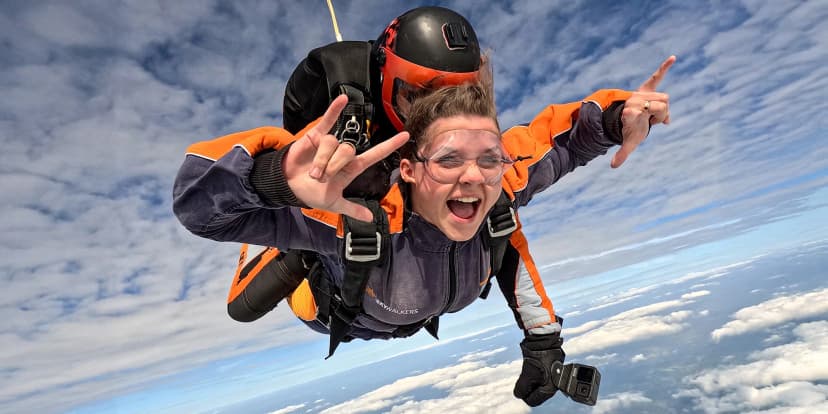 Tandemový seskok s instruktorem z výšky 3000-6000 m i s videem a fotkami