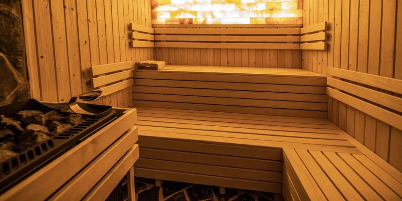 Hodina relaxace: velký saunový svět s 10 druhy saun, vířivkami a intimní atmosférou