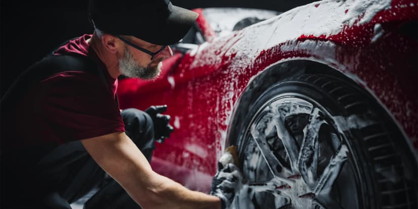 Mytí vozu typu sedan či SUV: chemické čištění interiéru i program Komplet classic