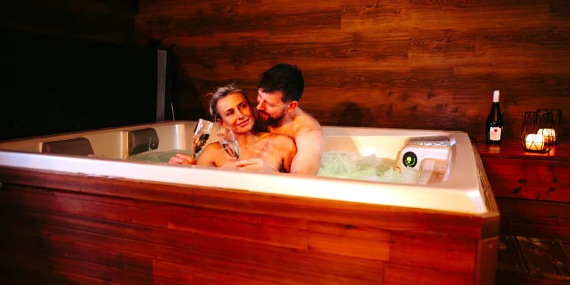 120 minut v privátním wellness pro dva: vířivka i varianty s infrasaunou a lahví sektu