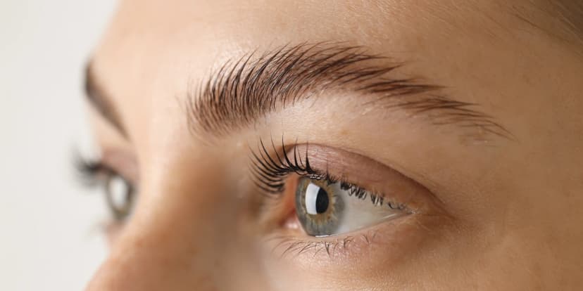 Vytvarujte a vyživte své obočí a řasy: laminace i lash lifting