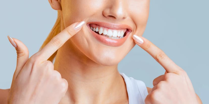 Zářivý úsměv během jedné návštěvy: vstupní dentální hygiena i bělení zubů, 60–120 minut
