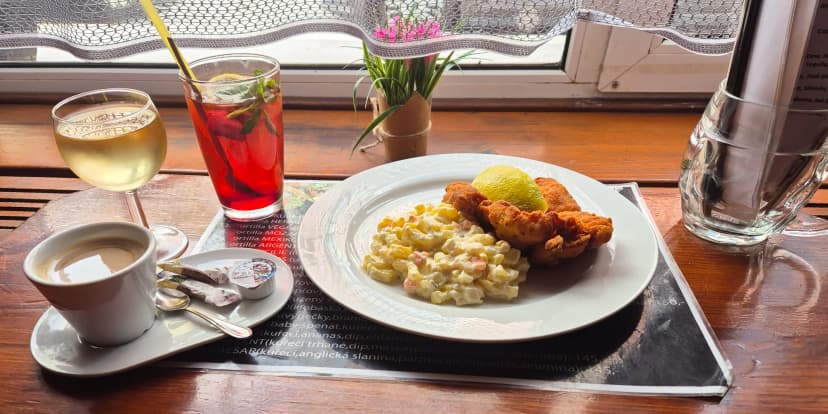 Smažená klasika: řízek nebo eidam s přílohou i nápojem pro 1 nebo 2 osoby