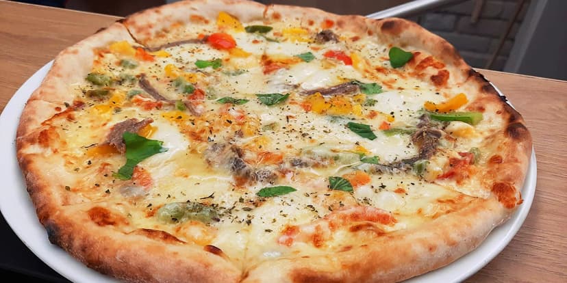 Italská restaurace s letní zahrádkou: pizza dle výběru v ceně do 258 Kč pro 1 až 2 osoby