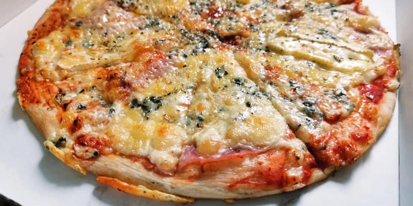 1 nebo 2 velké pizzy o průměru 45 cm, výběr z 21 druhů a rozvoz po Opavě
