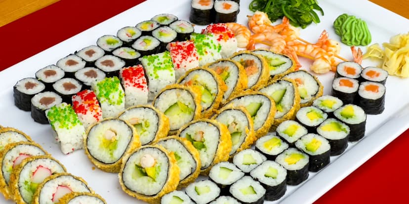 Japonské sushi: set s 28–75 kousky s lososem, avokádem, tuňákem i krevetami