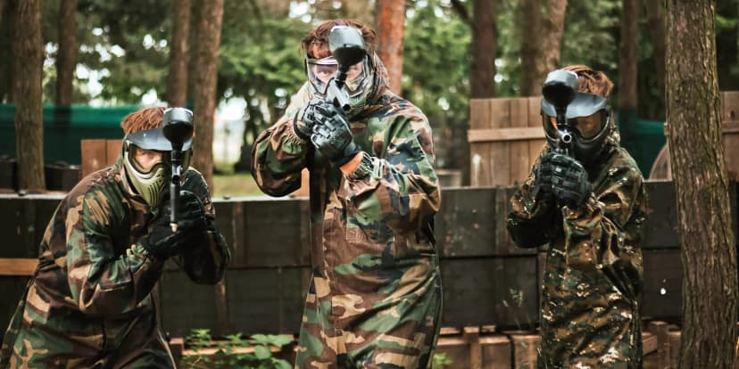 Paintballová bitva u Pardubic až pro 10 osob: zbraň, maska, kuličky a plyn i instruktáž