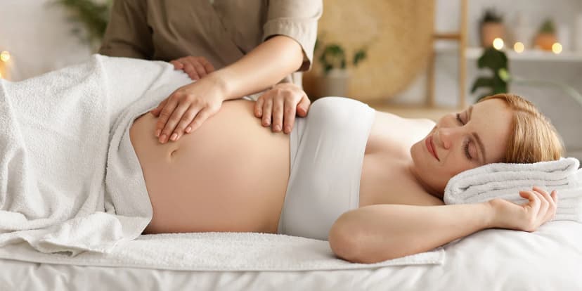 Těhotenská masáž nebo komplexní uvolňující rituál pro nastávající maminku