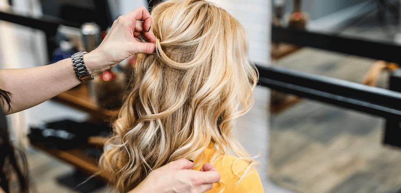 Perfektní účes ze salonu v Opletalově ulici: maska na vlasy a foukaná, případně i barvení nebo melír