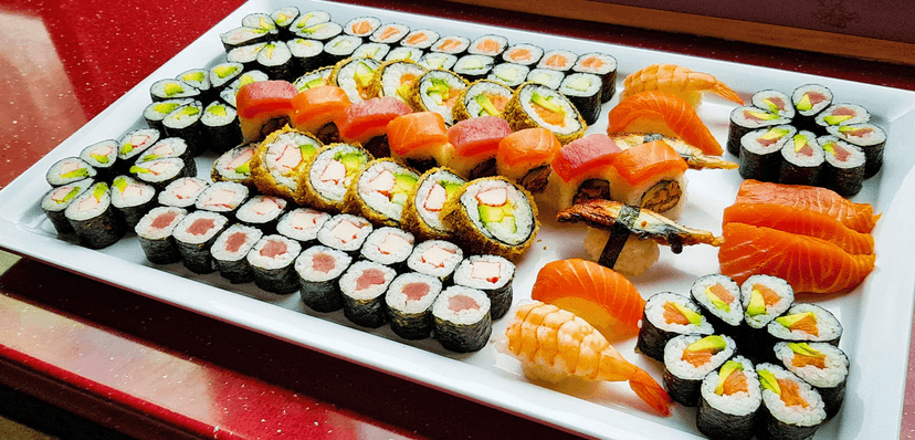 Zajděte na obří sushi sety: 101 rolovaných kousků pro rodinu i partu přátel