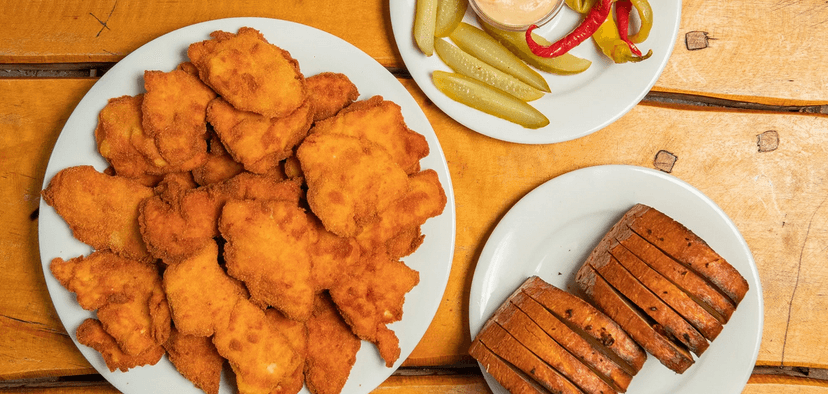 Kilo kuřecích řízků s hranolky a omáčkami i se 4 pivy Radegast