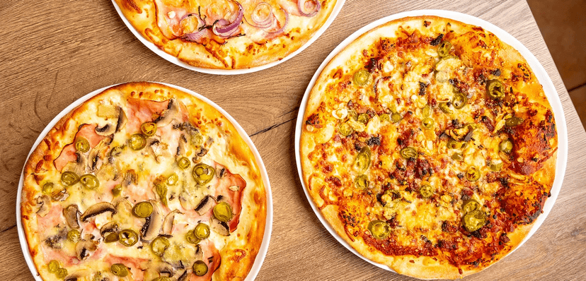 Klasická či obří pizza pro 1–6 osob: margherita, amatriciana, šunková, quattro formaggi a další
