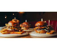 Burger podle výběru z 6 druhů, hranolky a dip  | Slevomat