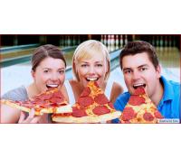 Obrovská pizza a hodina bowlingu až pro 4 hráče | Slevomat