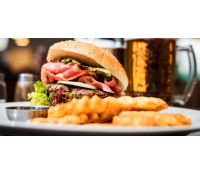 Výtečný hovězí či pštrosí burger a hranolky | Slevomat