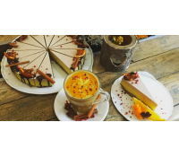 Skořicový dort a šálek teplého nealko likéru  | Slevomat