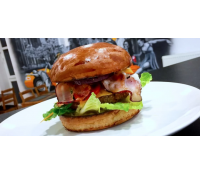 Delikátní burger menu s porcí hranolek a salátem | Slevomat