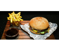 Rustikální burger s hranolky a domácím dipem | Slevomat