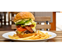 Hovězí burger s čedarem, slaninou a hranolky | Slevomat