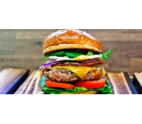 Burger Hovězák s 50 g masa, hranolky nebo salát  | Slevomat