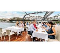 Oběd na moderní prosklené lodi | Slevomat